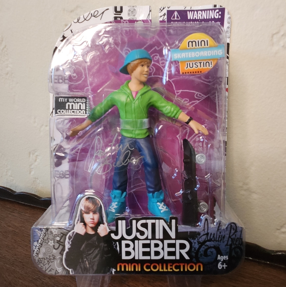 Bravado Justin Bieber My World Mini Collection "SKATEBOARDING" 4” Figure 2011